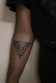 女生手臂上黑色点刺几何简单线条创意植物花朵纹身图片
