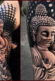 男生手臂上黑灰素描点刺技巧创意弥勒佛精致纹身图片