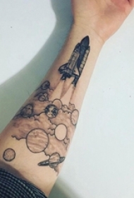 男生手臂上黑灰点刺几何线条星球和火箭纹身图片