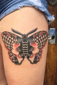 女生大腿上彩绘几何简单线条小动物蝴蝶和人物纹身图片