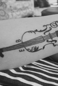 男生手臂上黑色几何简单线条帅气小提琴纹身图片