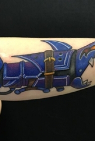 男生手臂彩绘创意机械鲨鱼纹身图片