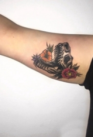 男生手臂上彩绘简单线条花朵和骷髅纹身图片
