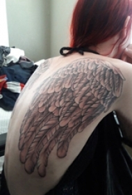 女生后背上黑灰点刺简单线条天使翅膀纹身图片