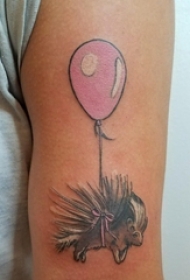 男生手臂上彩绘渐变简单线条气球和刺猬纹身图片