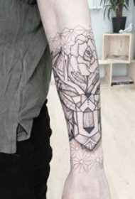 男生手臂上黑灰点刺几何线条植物花朵纹身图片