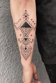 男生手臂上黑色几何元素简单线条创意纹身图片