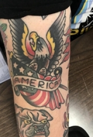 男生大腿上彩绘几何线条国旗和动物老鹰纹身图片