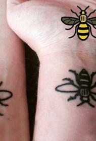 情侣手腕上黑色几何线条小动物蜜蜂匹配纹身图片