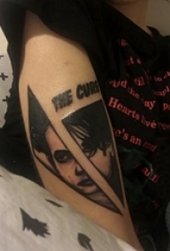 男生手臂上黑色点刺几何线条三角形和人物纹身图片