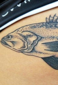 女生大腿上黑灰点刺简单线条小动物鱼纹身图片