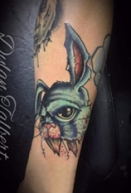 男生手臂上彩绘抽象线条动物兔子纹身图片