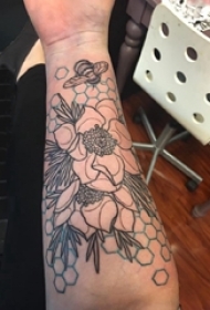 男生手臂上彩绘几何简单线条植物花朵纹身图片
