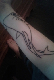 女生手臂上黑色简单线条小动物锤头鲨纹身图片