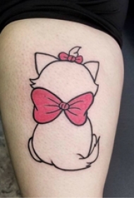 女生大腿上黑色线条可爱卡通猫咪背影纹身图片