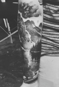 男生手臂上黑灰点刺抽象线条山水风景纹身图片