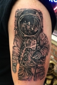 男生手臂上黑灰点刺简单抽象线条人物宇航员纹身图片