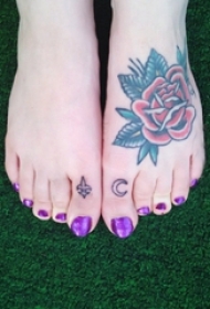 女生脚背上彩绘水彩素描创意唯美玫瑰纹身图片