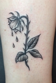 女生大腿上黑灰点刺简单线条植物枯萎的花朵纹身图片