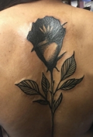 女生后背上黑色点刺简单线条创意植物花朵纹身图片