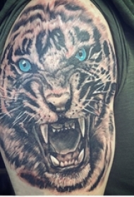男生手臂上彩绘点刺抽象线条动物老虎纹身图片