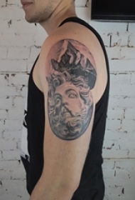 男生手臂上黑灰点刺抽象线条山和人物纹身图片