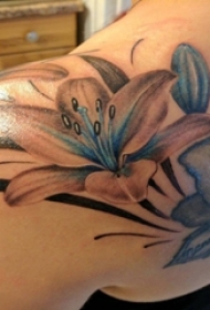 女生肩膀上彩绘水彩素描创意唯美花朵纹身图片