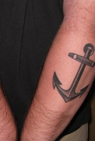 男生手臂上黑灰素描点刺技巧创意海军风船锚纹身图片
