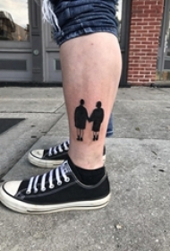 男生小腿上黑色人物轮廓朋友纹身图片