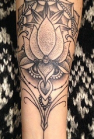 女生手臂上黑灰素描点刺技巧创意莲花纹身图片
