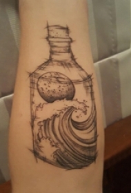 女生手臂上黑灰点刺素描几何线条瓶子和海浪纹身图片