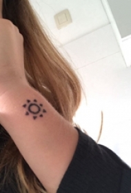 女生手腕上黑色几何简单线条小清新太阳纹身图片