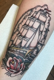 男生手臂上黑灰素描点刺技巧创意帆船精美纹身图片