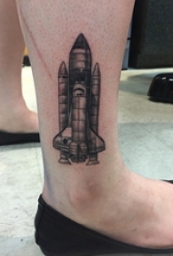 男生小腿上黑色点刺几何简单线条火箭纹身图片