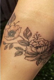 女生手臂上黑灰点刺抽象线条植物文艺花朵纹身图片