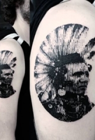 男生手臂上黑灰素描点刺技巧创意肖像纹身图片