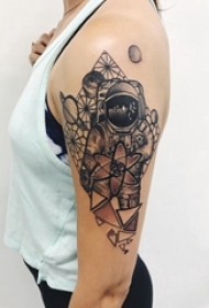 女生手臂上黑灰素描创意宇航员唯美花朵纹身图片
