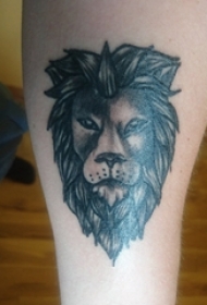 男生小腿上黑色点刺简单抽象线条动物狮子纹身图片