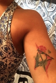 女生手臂上彩绘水彩素描泼墨几何元素纹身图片