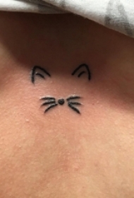 女生胸口上黑色线条创意精致猫咪纹身图片
