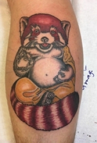 男生小腿上彩绘简单线条小动物浣熊纹身图片