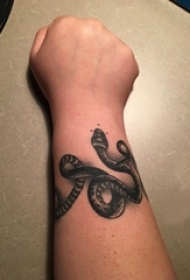 男生手臂上黑色点刺抽象线条小动物蛇纹身图片
