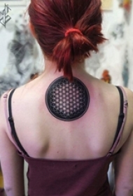女生背部黑灰素描几何元素创意花纹纹身图片