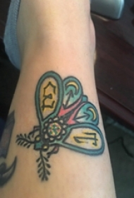 女生手臂上彩绘水彩素描擦创意唯美蝴蝶纹身图片