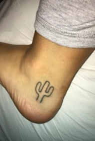 男生脚踝上黑色简单线条植物仙人掌纹身图片