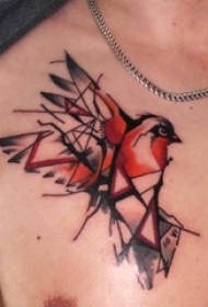 男生胸部彩绘几何简单线条小动物鸟纹身图片