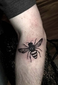 男生手臂上黑灰素描点刺技巧创意蜜蜂纹身图片