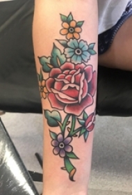 女生手臂上彩绘渐变简单线条植物文艺花朵和玫瑰纹身图片