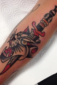 男生手臂上彩绘水彩素描创意匕首纹身图片