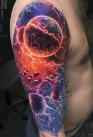 男生手臂上彩绘水彩素描创意星空元素花臂纹身图片